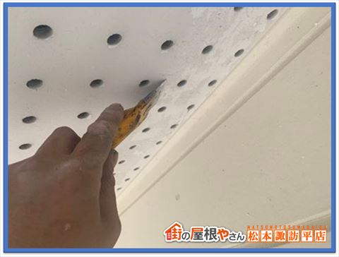 塩尻市軒天塗装　剥離